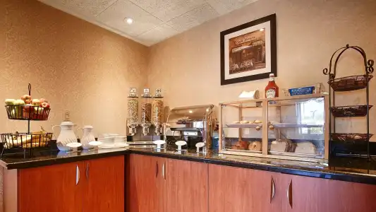 Best Western Plus Burlington Inn & Suites - 11