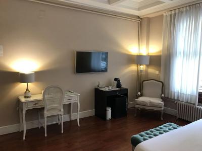 Hi Valencia Boutique - 1