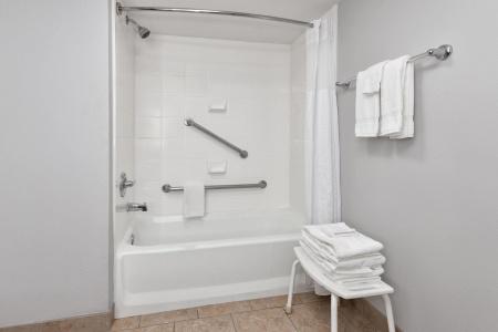 La Quinta Inn & Suites by Wyndham Dallas I-35 Walnut Hill Ln - 3