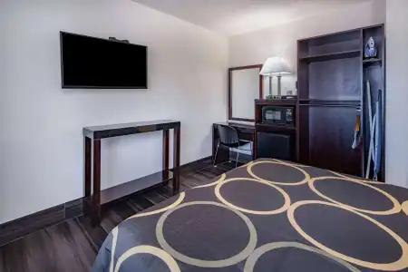 Super 8 by Wyndham San Diego Circle - 6