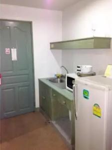 Lee Place - 12