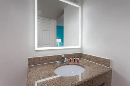 Howard Johnson by Wyndham San Diego Circle - 24