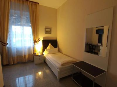 am Schloss Biebrich - 1