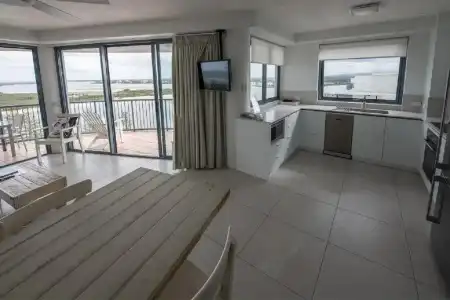 Centrepoint Holiday Apartments - 203