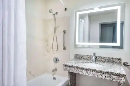 Ramada by Wyndham Bakersfield North - 9
