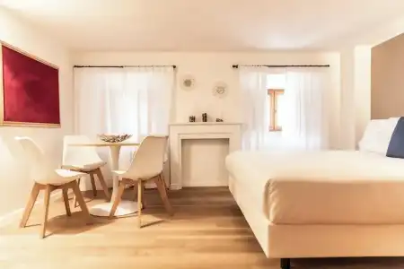 Vis a Vis Apartments - 101