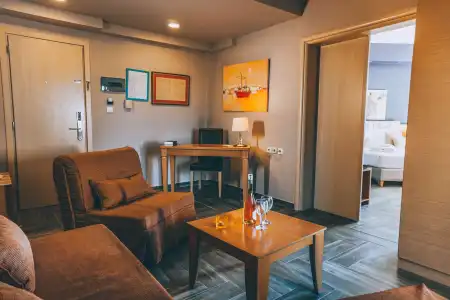 Apollo Resort Art - 9