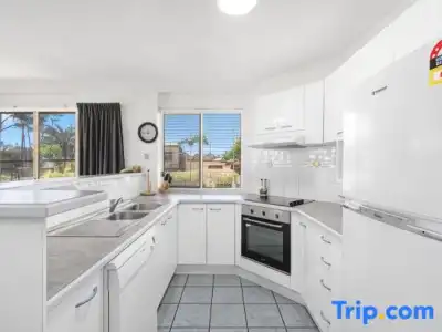 Alexander Beachfront Apartments - 25