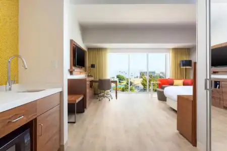 Courtyard by Marriott Santa Monica - 36