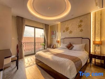 Golden Tree & Apartment - 84