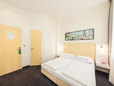 Garner Berlin - Checkpoint Charlie by IHG - 2