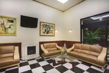 La Quinta Inn by Wyndham Queens - 1