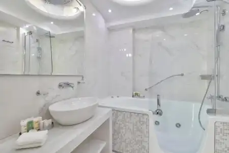 AVA & Suites - 130
