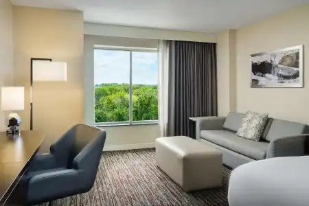 DoubleTree by Hilton Greensboro - 6