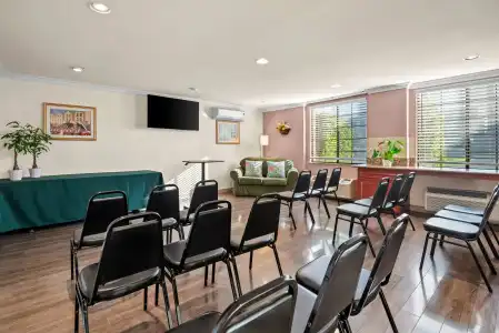 Howard Johnson by Wyndham Pasadena - 11