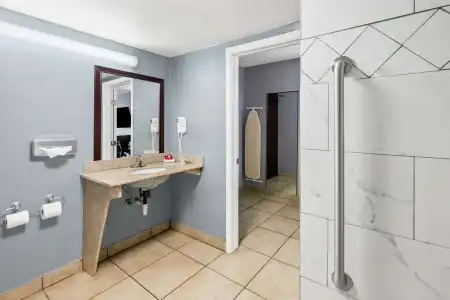 SureStay Plus by Best Western Lubbock Medical Center - 39