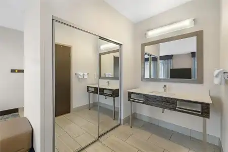 Hampton Inn & Suites Bend - 56