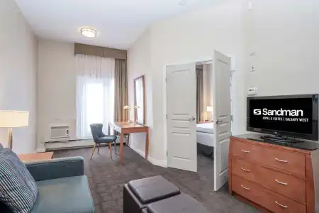 Sandmans & Suites Calgary West - 57
