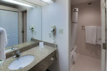 Ashmore Inn and Suites - 7