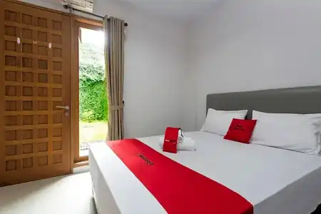 RedDoorz Plus near Cilandak Town Square 2 - 13