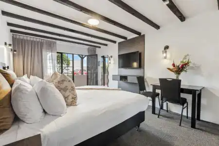 Knights Inn - 107