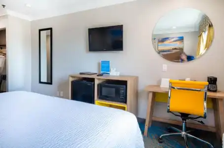 Days Inn by Wyndham Santa Monica - 19