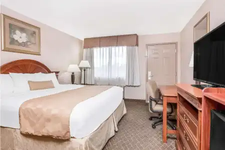 Ramada Macon - 28