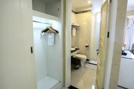 Seventeen Saloon - 25