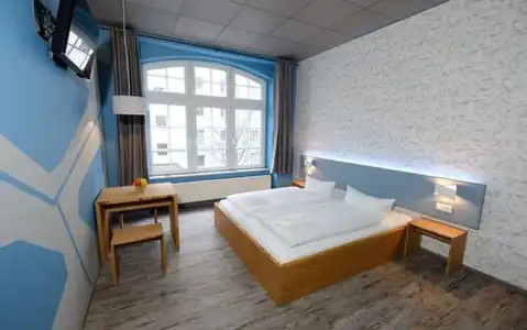 Singer109 & Hostel - 27