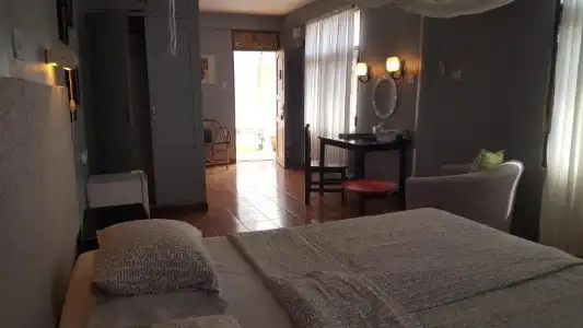 Q-Bar & Guest House - 36