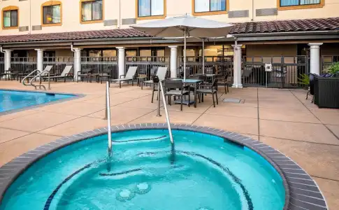 Courtyard by Marriott Houston Rice University - 15