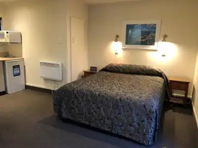 Commodore Motels - 99