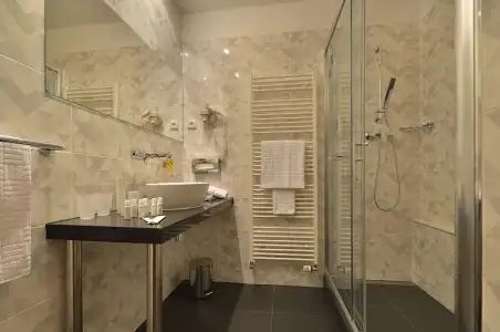 Ramada by Wyndham Airport - 9