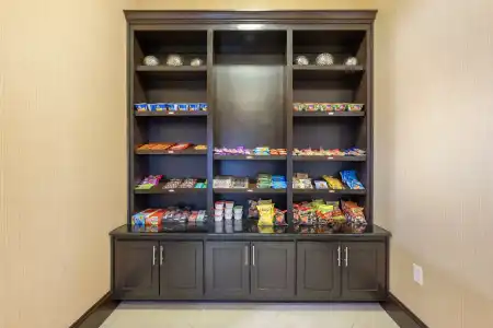 Best Western Plus Midland Suites - 11