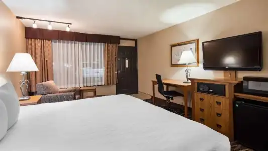 Best Western Plus Saddleback Inn & Conference Center - 37