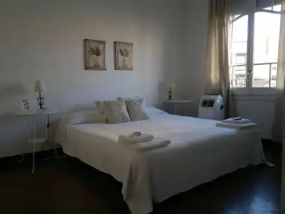 Ally's Guest House Barcelona B&B - 4