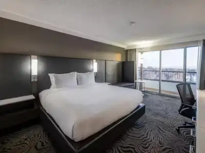 DoubleTree by Hilton Calgary North - 71