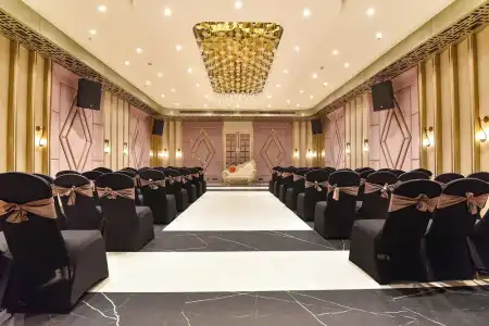 FabElite Park Inn - 20