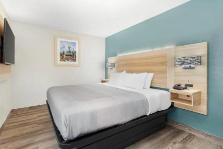 Quality Inn & Suites - 4