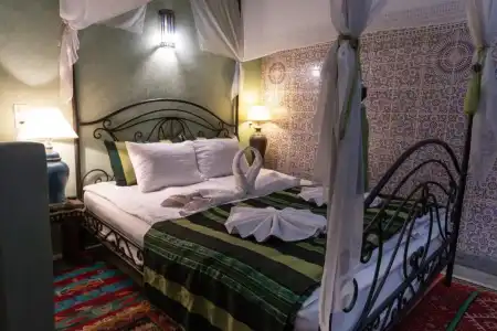 Riad Losra - 33