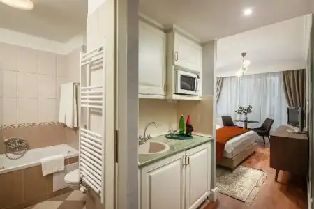 Queen's Court & Residence - 62