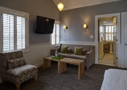 Beacon Hill & Bistro - 1