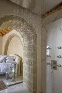Moni Emvasis Luxury Suites - 17