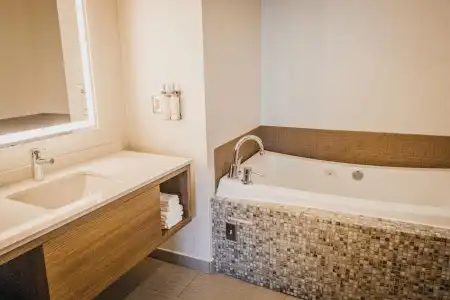 Holiday Inn Macon North by IHG - 9