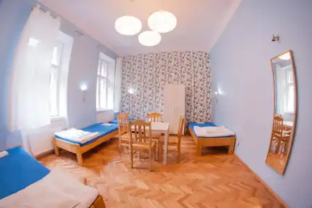 Dizzy Daisy Hostel - 2