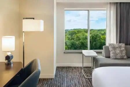 DoubleTree by Hilton Greensboro - 7