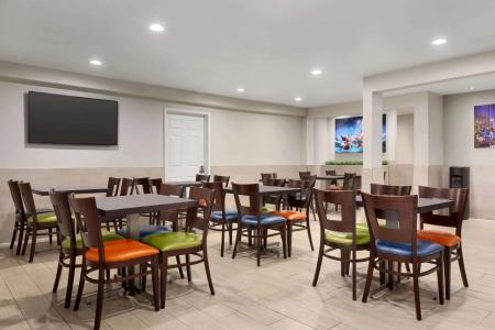 Days Inn & Suites by Wyndham Anaheim at Disneyland Park - 13