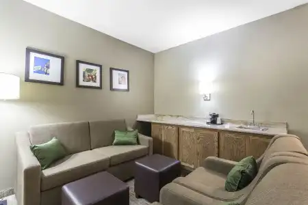 Comfort Suites University - 15