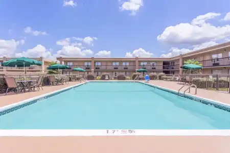 Ramada Macon - 10
