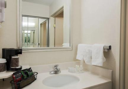 Courtyard Topeka - 6